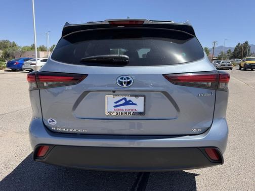 Moon Dust 2024 Toyota Highlander Hybrid XLE