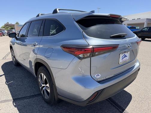 Moon Dust 2024 Toyota Highlander Hybrid XLE