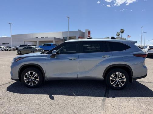 Moon Dust 2024 Toyota Highlander Hybrid XLE