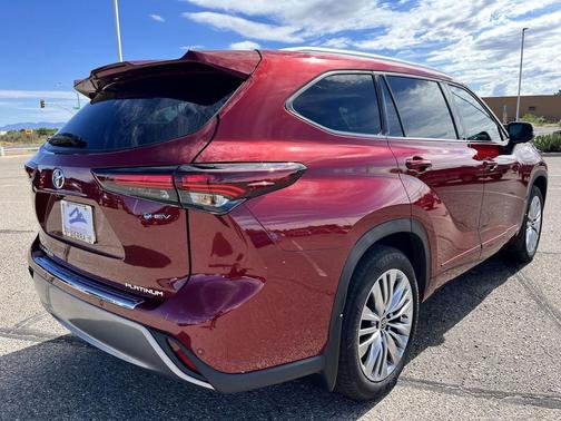 2025 Toyota Highlander Hybrid Platinum