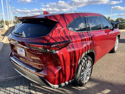 2025 Toyota Highlander Hybrid Platinum