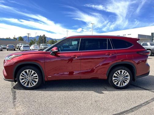 2025 Toyota Highlander Hybrid Platinum