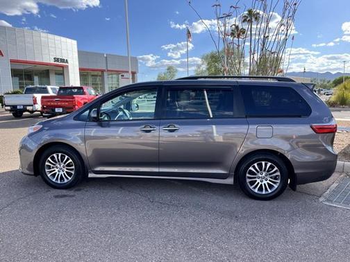 2020 Toyota Sienna XLE