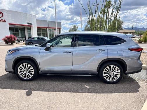 2023 Toyota Highlander Hybrid Platinum