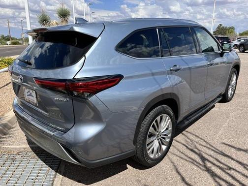 2023 Toyota Highlander Hybrid Platinum