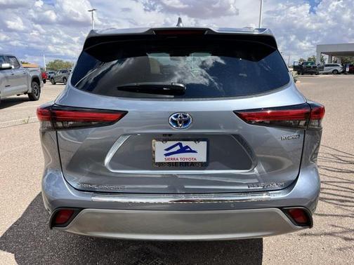 2023 Toyota Highlander Hybrid Platinum