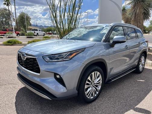2023 Toyota Highlander Hybrid Platinum
