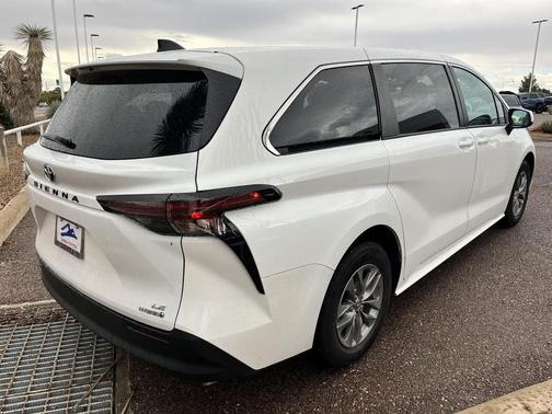 2024 Toyota Sienna LE