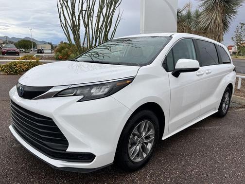 2024 Toyota Sienna LE