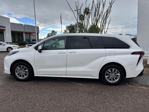 2024 Toyota Sienna LE