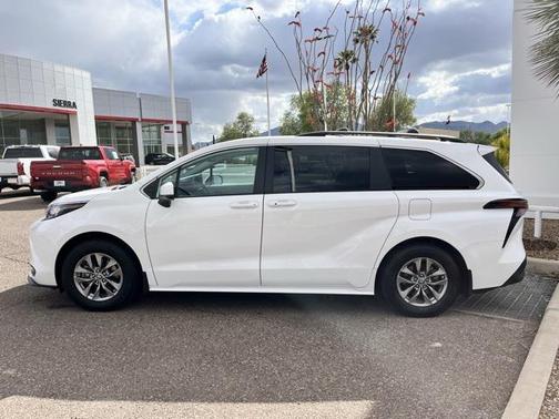 2023 Toyota Sienna LE