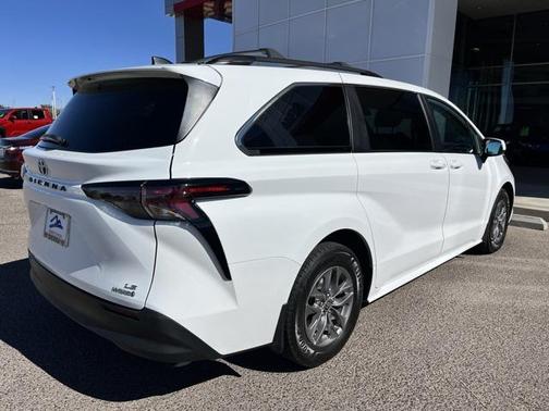 2023 Toyota Sienna LE
