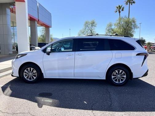 2023 Toyota Sienna LE