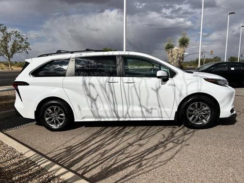 2023 Toyota Sienna LE