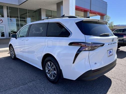 2023 Toyota Sienna LE