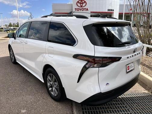 2023 Toyota Sienna LE