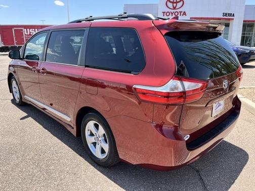 2019 Toyota Sienna LE