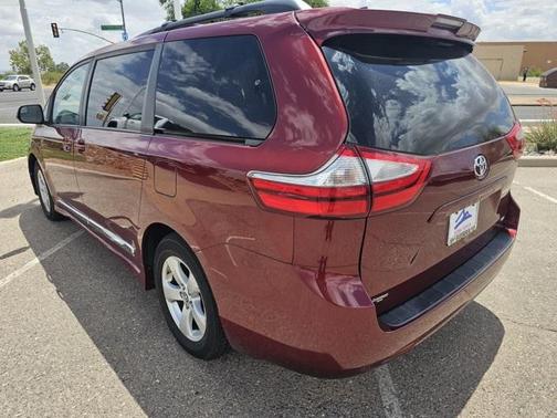 2019 Toyota Sienna LE