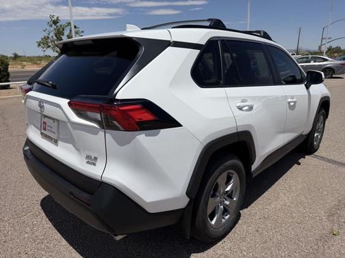 Ice Cap 2024 Toyota RAV4 XLE