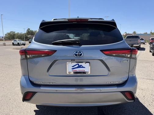 Moon Dust 2021 Toyota Highlander Hybrid Platinum