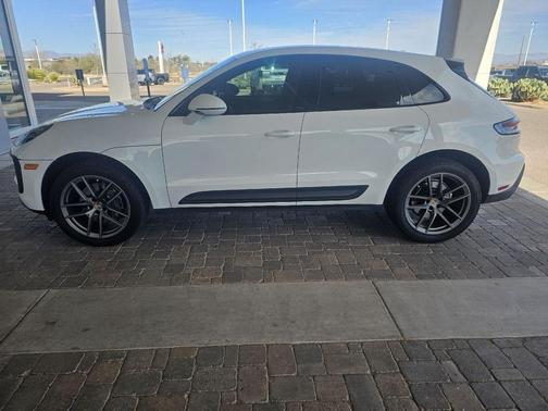 2022 Porsche Macan Base