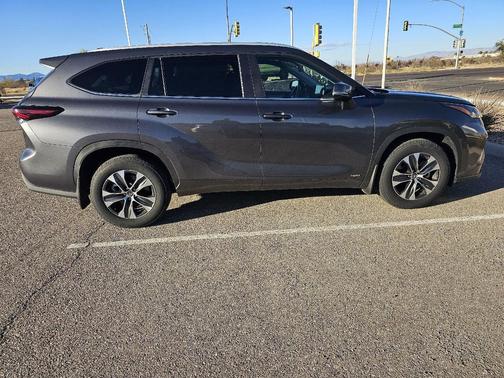 2025 Toyota Highlander Hybrid XLE
