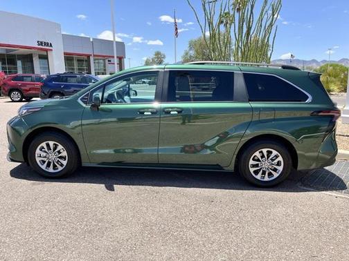 2025 Toyota Sienna LE