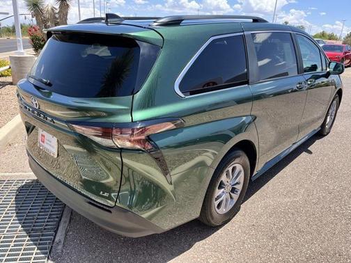 2025 Toyota Sienna LE