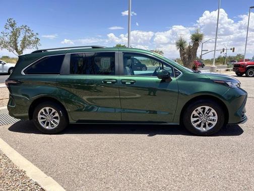 2025 Toyota Sienna LE