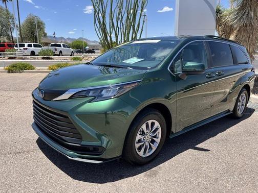 2025 Toyota Sienna LE