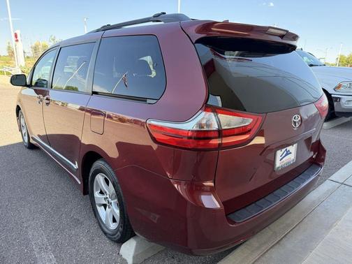 2018 Toyota Sienna LE