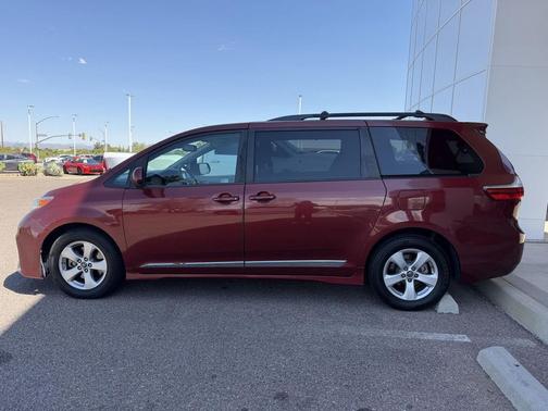 2018 Toyota Sienna LE