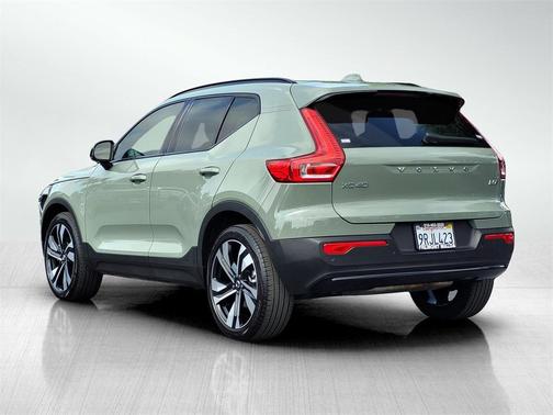 2023 Volvo XC40 B5 Ultimate Dark Theme