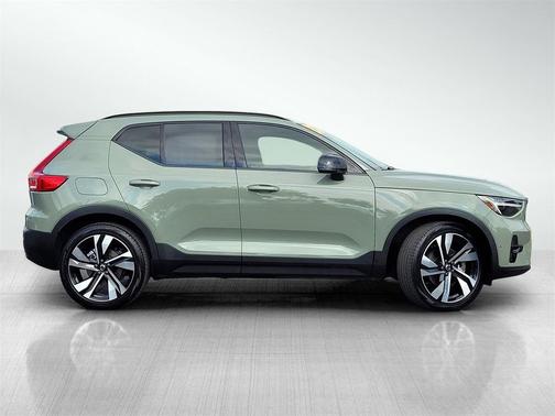 2023 Volvo XC40 B5 Ultimate Dark Theme