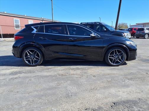2017 INFINITI QX30 Sport