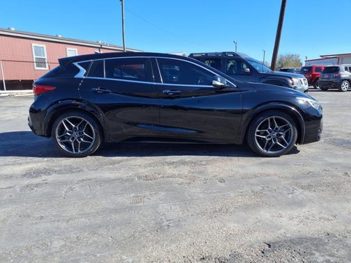 2017 INFINITI QX30 Sport
