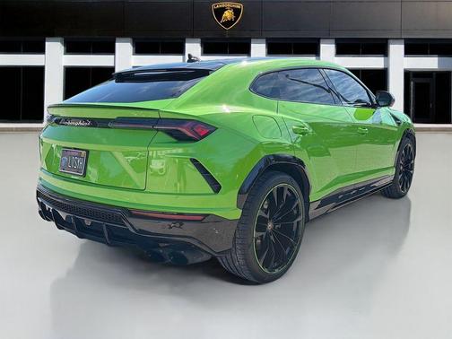 2021 Lamborghini Urus Pearl Capsule