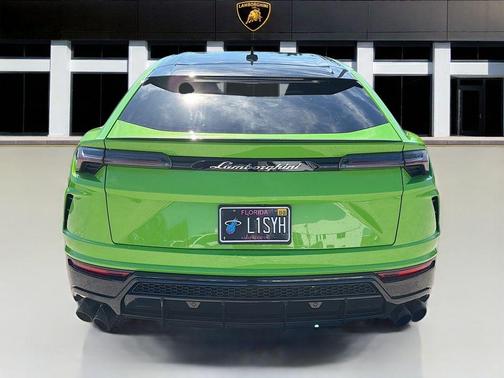 2021 Lamborghini Urus Pearl Capsule
