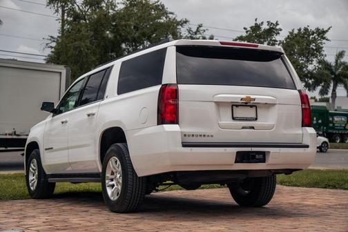 Summit White 2019 Chevrolet Suburban LT