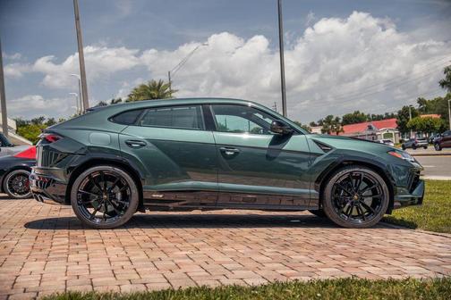 Verde 2024 Lamborghini Urus S
