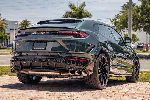 Verde 2024 Lamborghini Urus S