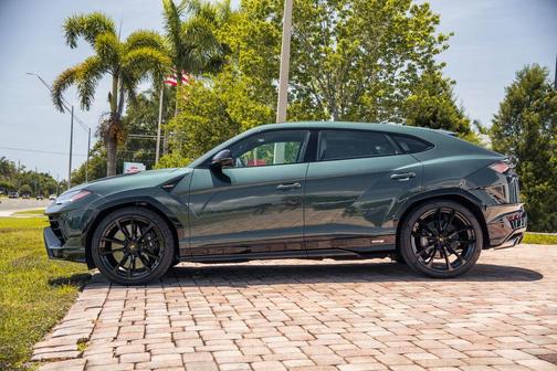 Verde 2024 Lamborghini Urus S