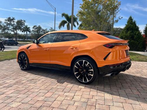 2022 Lamborghini Urus Base