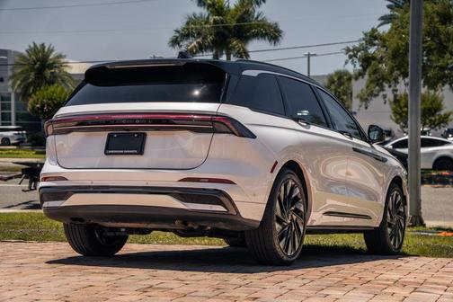 White Platinum Tri-Coat Metallic 2024 Lincoln Nautilus Black Label