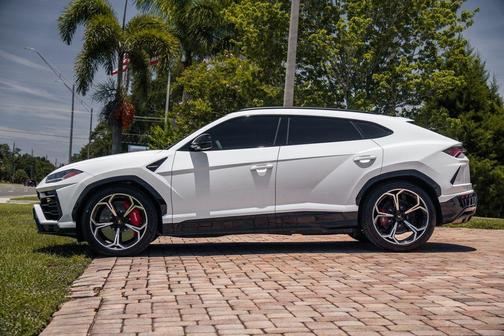 Bianco Monocerus Metallic 2022 Lamborghini Urus Base