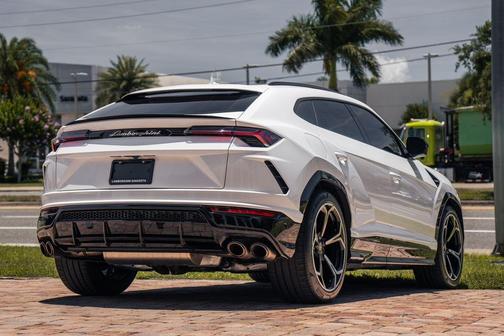 Bianco Monocerus Metallic 2022 Lamborghini Urus Base