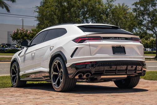 Bianco Monocerus Metallic 2022 Lamborghini Urus Base