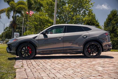 Grigio Keres Metallic 2023 Lamborghini Urus S