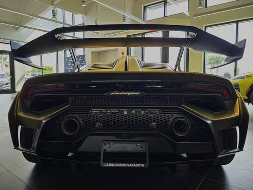 2023 Lamborghini Huracan STO Base