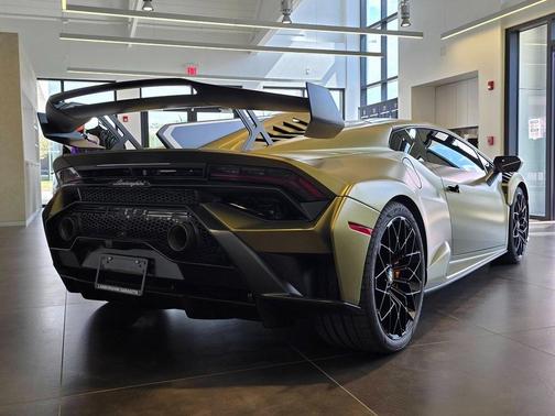 2023 Lamborghini Huracan STO Base
